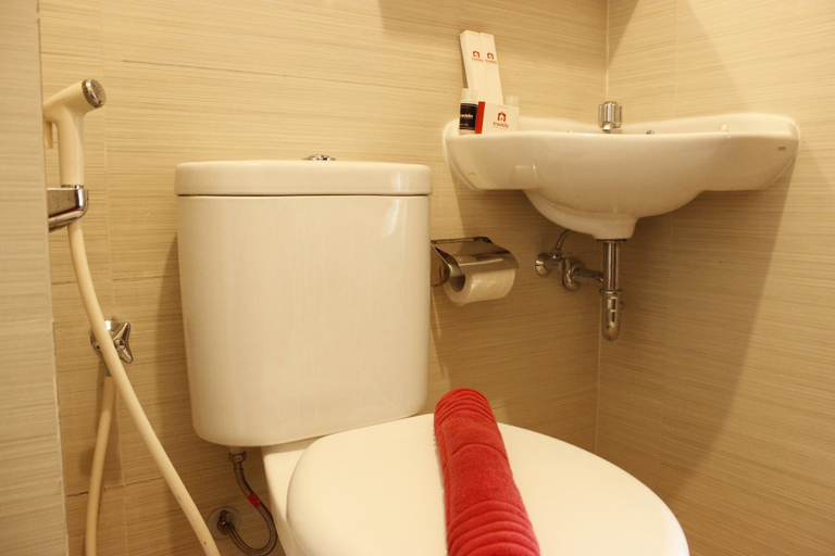 Bathroom 3, Exquisite 1BR Apartment at Gateway Pasteur, Bandung