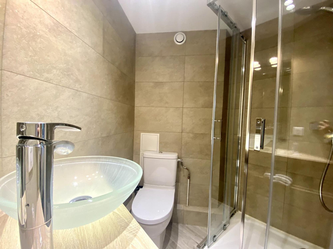 Bathroom 5, Hôtel Victor Hugo, Haute-Garonne