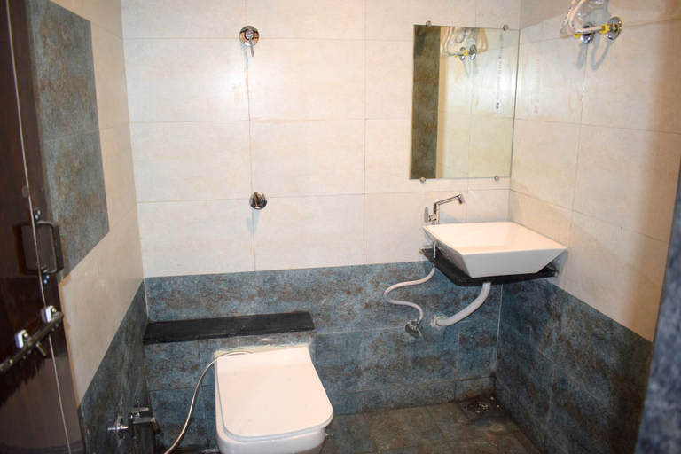 Bathroom, Hotel Peradiot, Ahmadabad