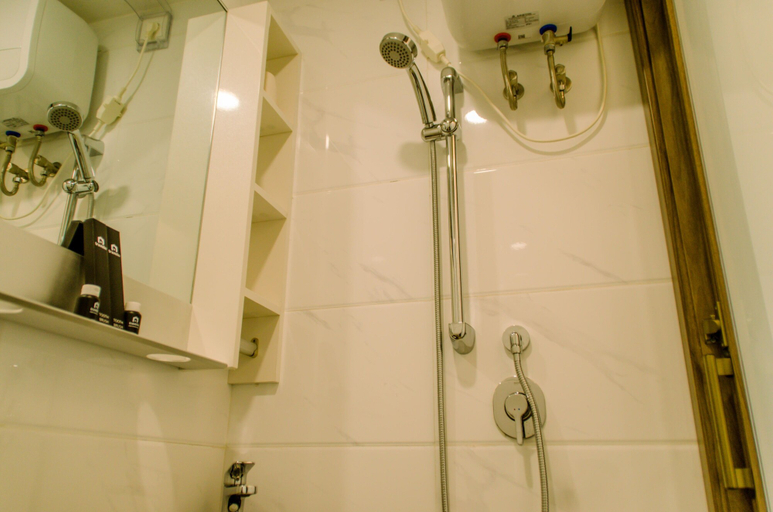 Bathroom 5, Cozy and Minimalist Studio at Sky House BSD Apartment, Tangerang Selatan