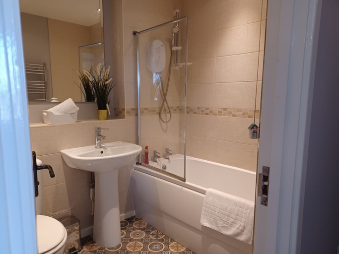 Bathroom 4, Red Door Malt - Huku Kwetu (Dunstable), Central Bedfordshire