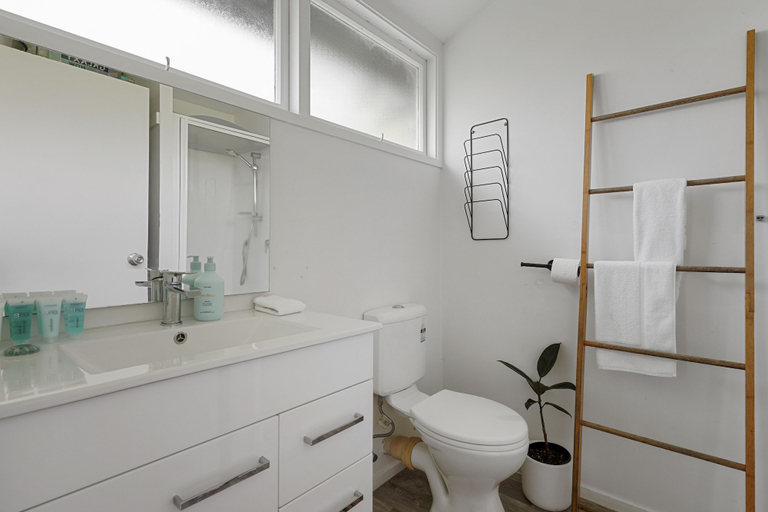 Bathroom 3, Central Quiet 2BR Apt - Wifi - Parking, Waitakere