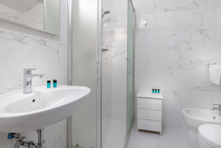 Bathroom 5, Hotel San Marco, Modena