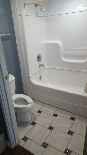 Bathroom 4, Travel Inn, Cincinnati