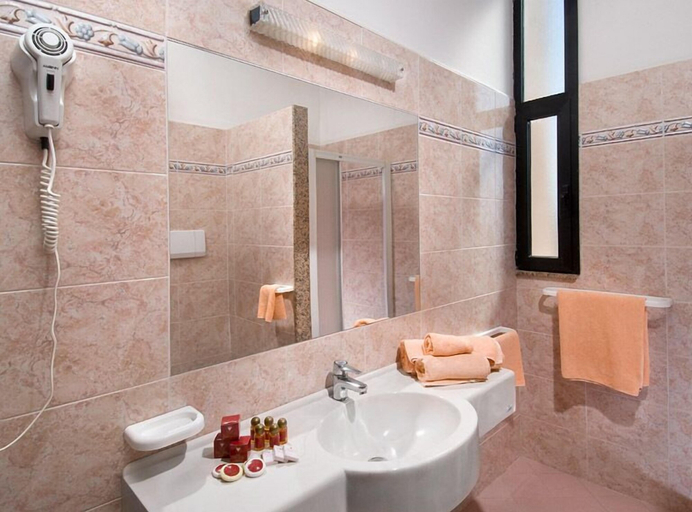 Bathroom 5, Hotel Pacific, Rimini