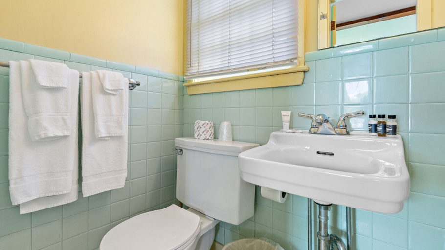 Bathroom 4, Mid-Town Motel, Lincoln