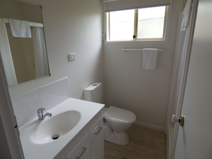 Bathroom 4, Grassy Head Holiday Park, Kempsey