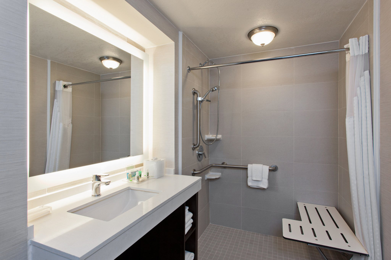 Bathroom 5, Holiday Inn LONG BEACH AIRPORT by IHG, Los Angeles