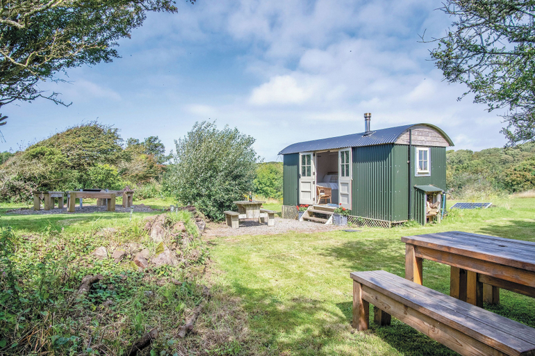 Exterior & Views 2, Haven View - 1 Bed Shepherds Hut - St Ishmael's, Pembrokeshire