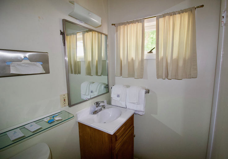 Bathroom 4, Oakdell Motel, New London