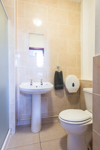 Bathroom 5, Bazpackers Hostel, Highland