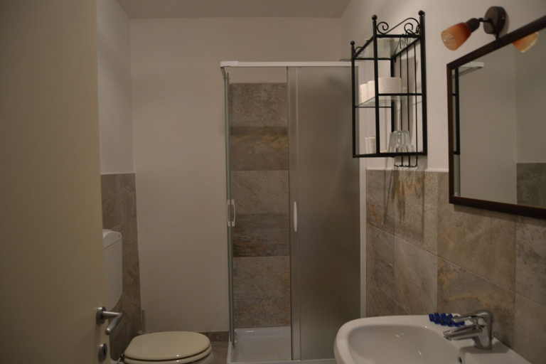Bathroom 5, Joie de Vivre, Savona