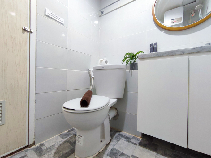 Bathroom 5, Fancy And Nice 1Br With Extra Room At Amartha View Apartment, Semarang