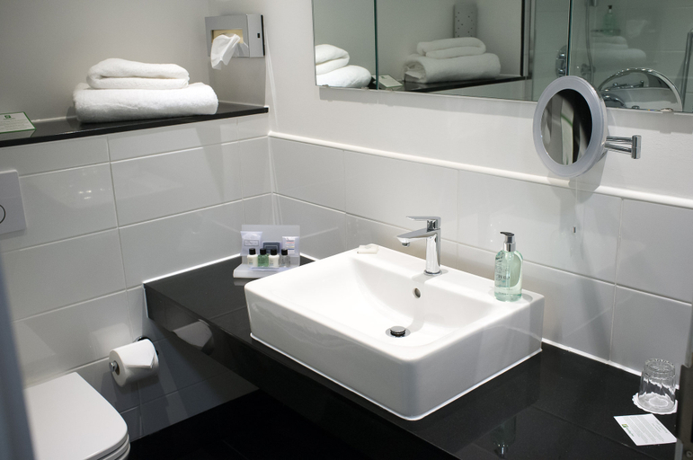 Bathroom 2, Holiday Inn CORBY - KETTERING A43 by IHG, Northamptonshire