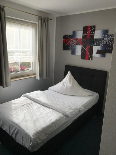 Bedroom 3, Hotel am Maibaum, Märkischer Kreis