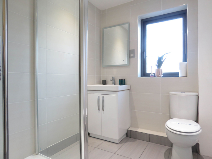 Bathroom 2, Tudors eSuites City Centre Apartment, Birmingham