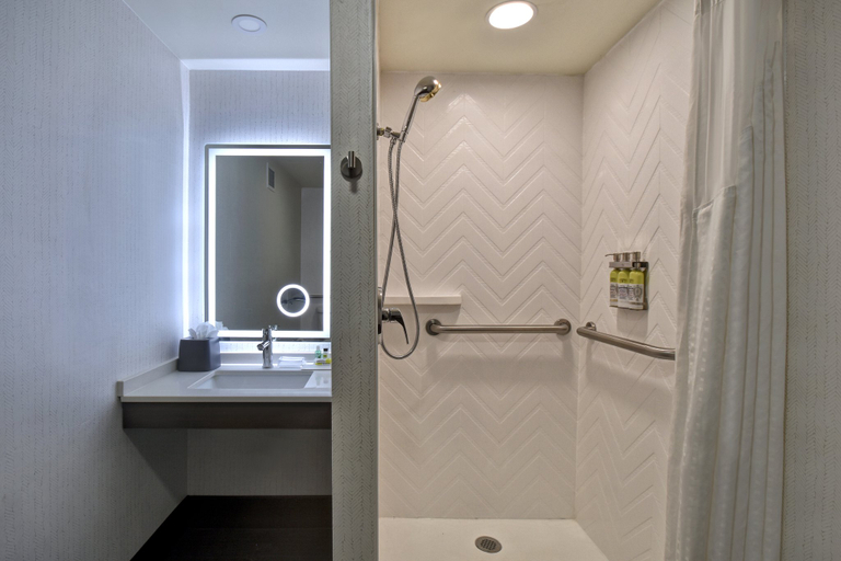Bathroom 2, Holiday Inn PHILADELPHIA-CHERRY HILL by IHG, Camden