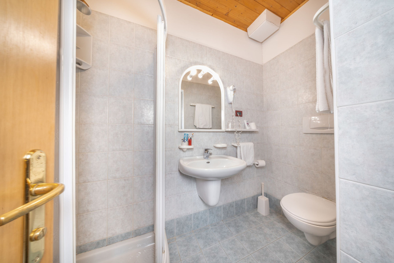 Bathroom 4, Hotel Karinhall, Trento
