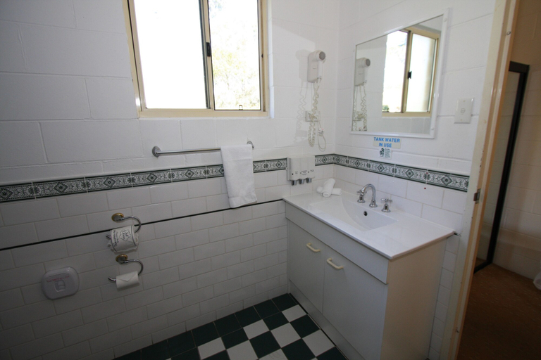 Bathroom 4, Picton Valley Motel, Wollondilly