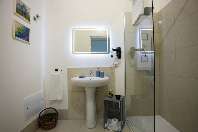 Bathroom 4, SALUTAMU, Trapani