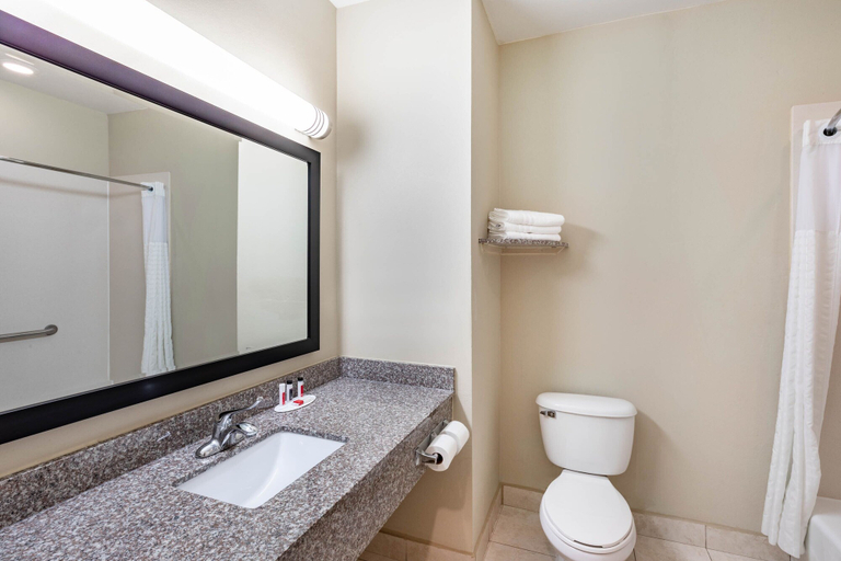 Bathroom 4, Baymont by Wyndham Victoria, Victoria
