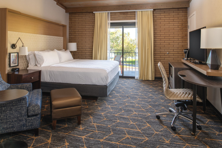 Bedroom 4, Holiday Inn RICHLAND ON THE RIVER by IHG, Benton
