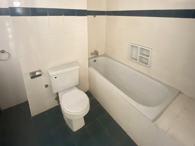 Bathroom, Niaz Emerald Apartment, South Jakarta