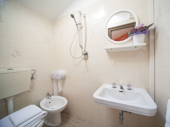 Bathroom 3, Hotel Luciana, Rimini