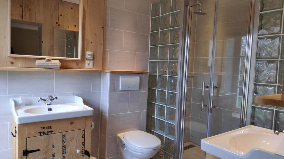 Bathroom 5, Domaine Airborne, Manche