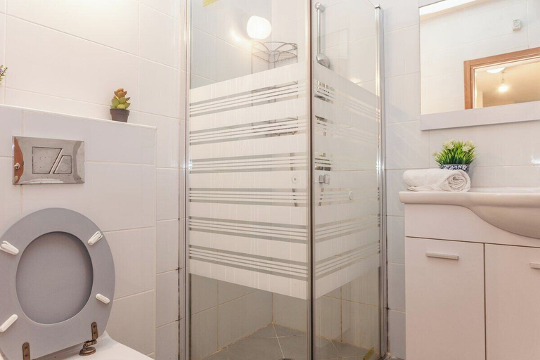 Bathroom, Ben Yehuda By theLight apartment