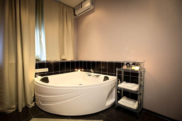 Bathroom 2, Otel M, Northern