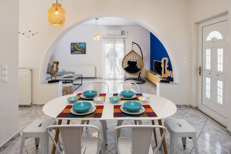 Dining, Downton Fira 2-bed Apt, Sleeps 6, Pet Friendly, South Aegean