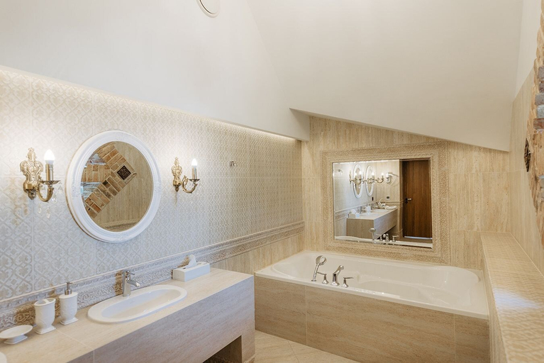 Bathroom 4, Old Town, Aksayskiy rayon