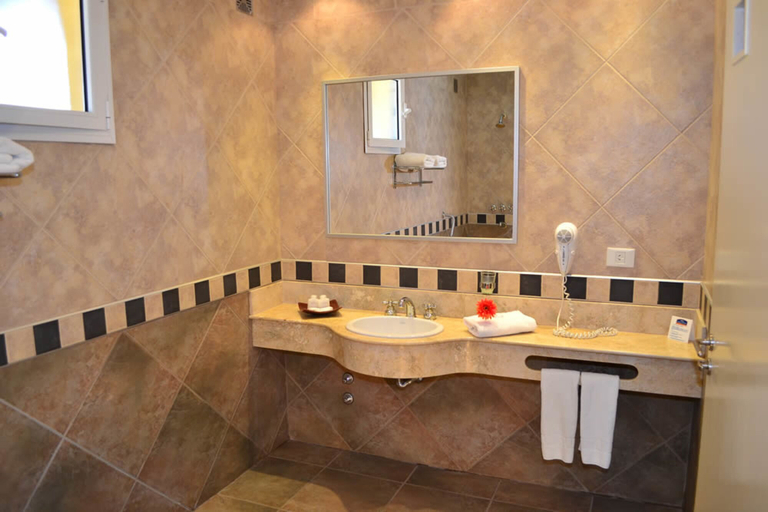 Bathroom 4, Howard Johnson by Wyndham Rosario de la Frontera, Rosario de la Frontera
