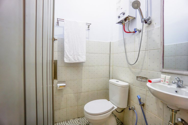 Bathroom, OYO 1720 A2b Residence, Manado