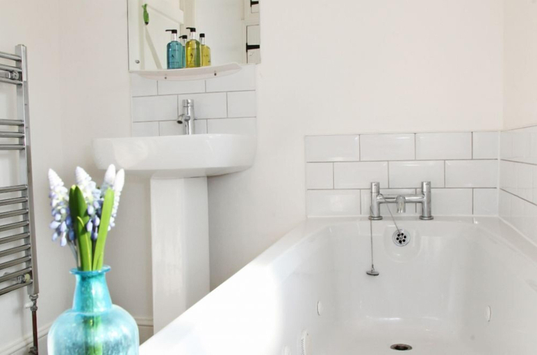 Bathroom, Birchill Farm Holiday Cottages, Devon