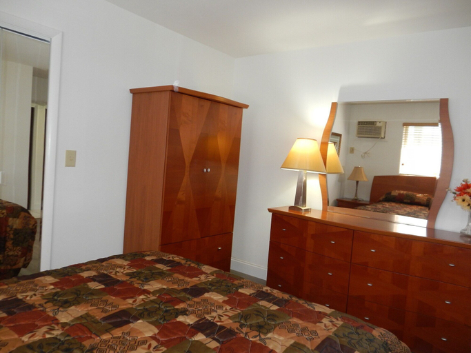 Bedroom 3, Shell Motel, Broward