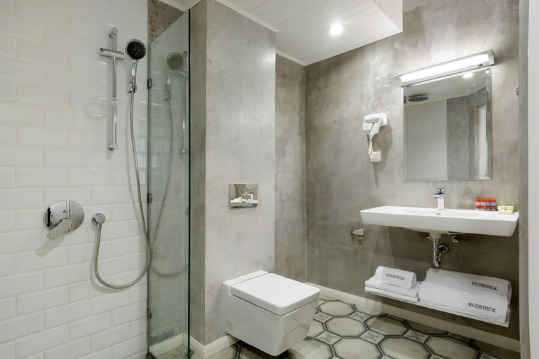 Bathroom 3, Red Brick Hotel, Central