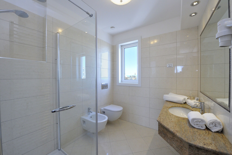 Bathroom 5, Grand Hotel Playa, Udine