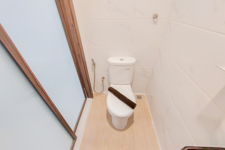 Bathroom 2, New and Comfy Studio Sky House Alam Sutera Apartment By Travelio, Tangerang