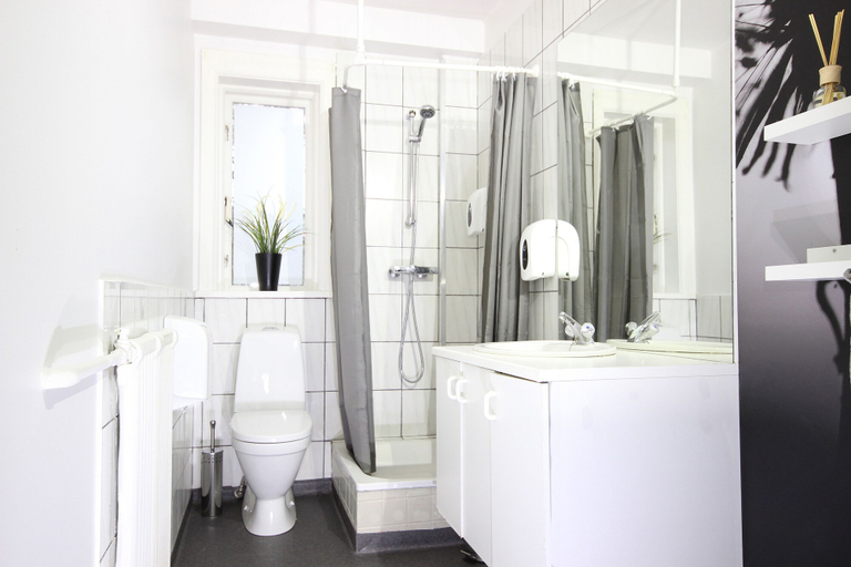 Bathroom 3, Hringbraut 90, Reykjavík
