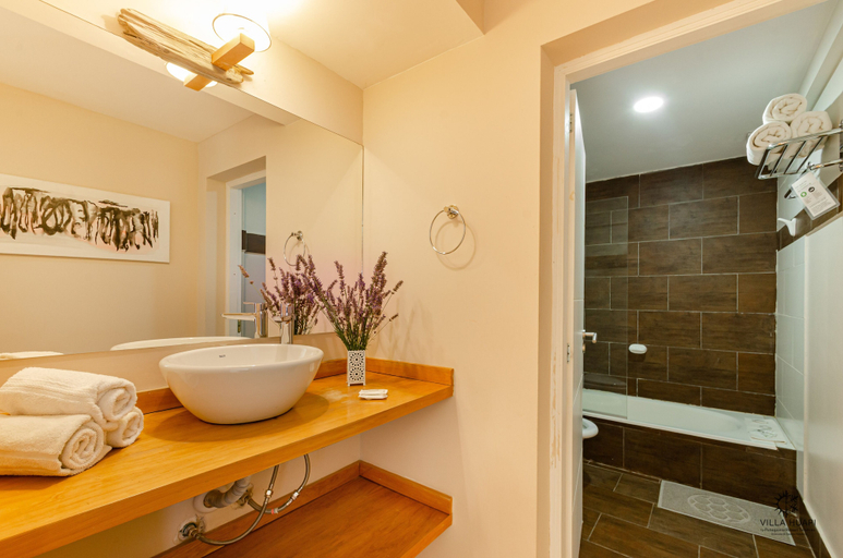 Bathroom 4, Villa Huapi, Pilcaniyeu