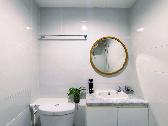 Bathroom 3, Fancy And Nice 1Br With Extra Room At Amartha View Apartment, Semarang
