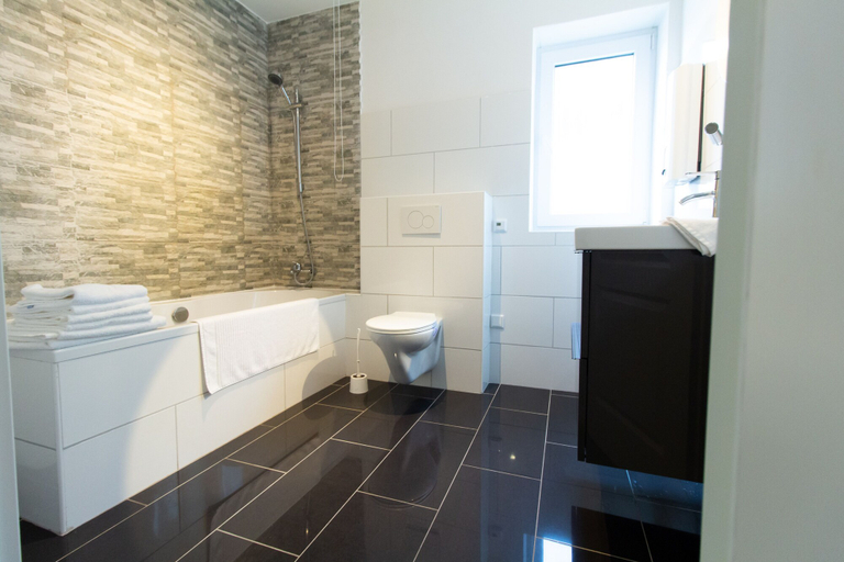 Bathroom 3, T & T Suites Raunheim, Groß-Gerau