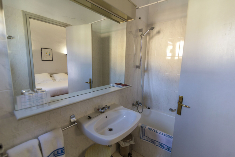 Bathroom 3, Hospedium Hotel Lleida, Huesca