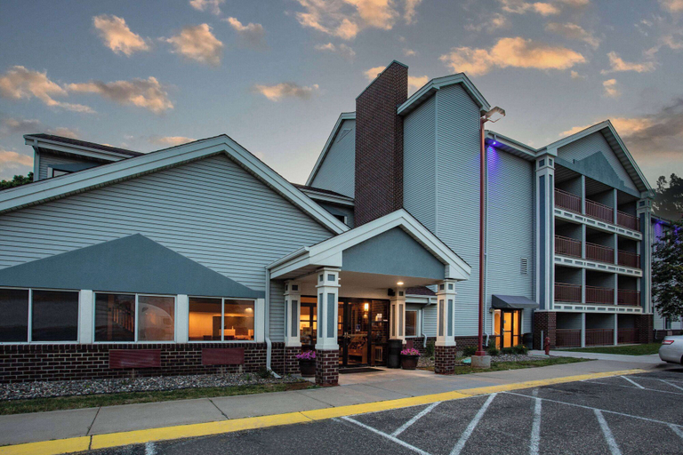 Exterior & Views 2, Baymont by Wyndham Brooklyn Center, Hennepin