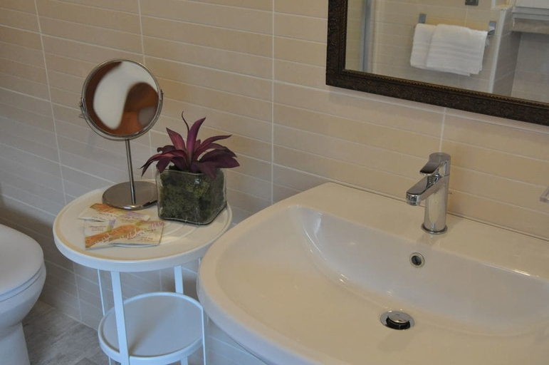 Bathroom 5, Fleur Blanche, Verona