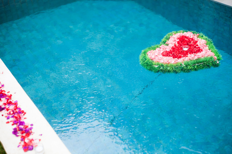 Swimming Pool 13