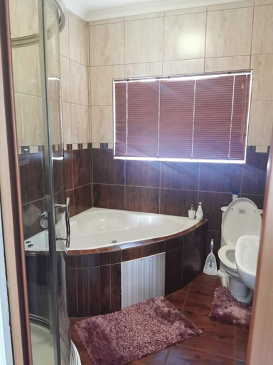 Bathroom 2, Botle Ba Afrika Lodge, Sedibeng