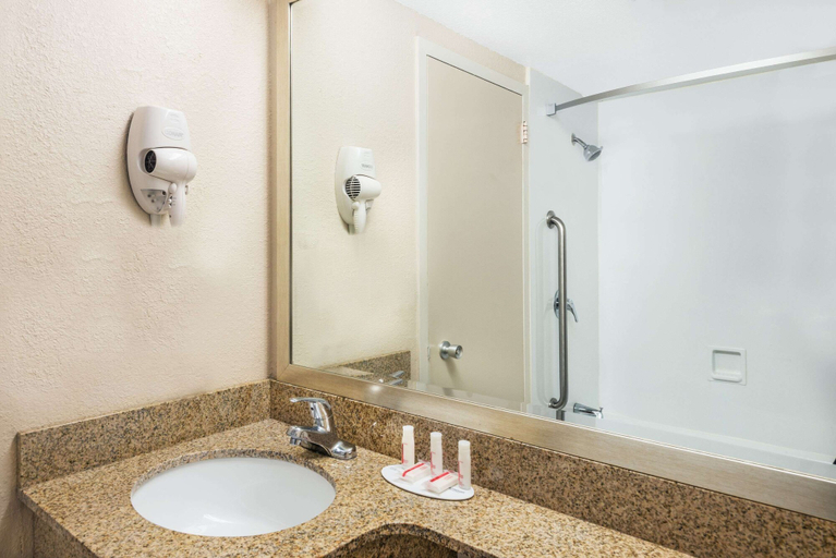 Bathroom 4, Howard Johnson by Wyndham Bangor, Penobscot
